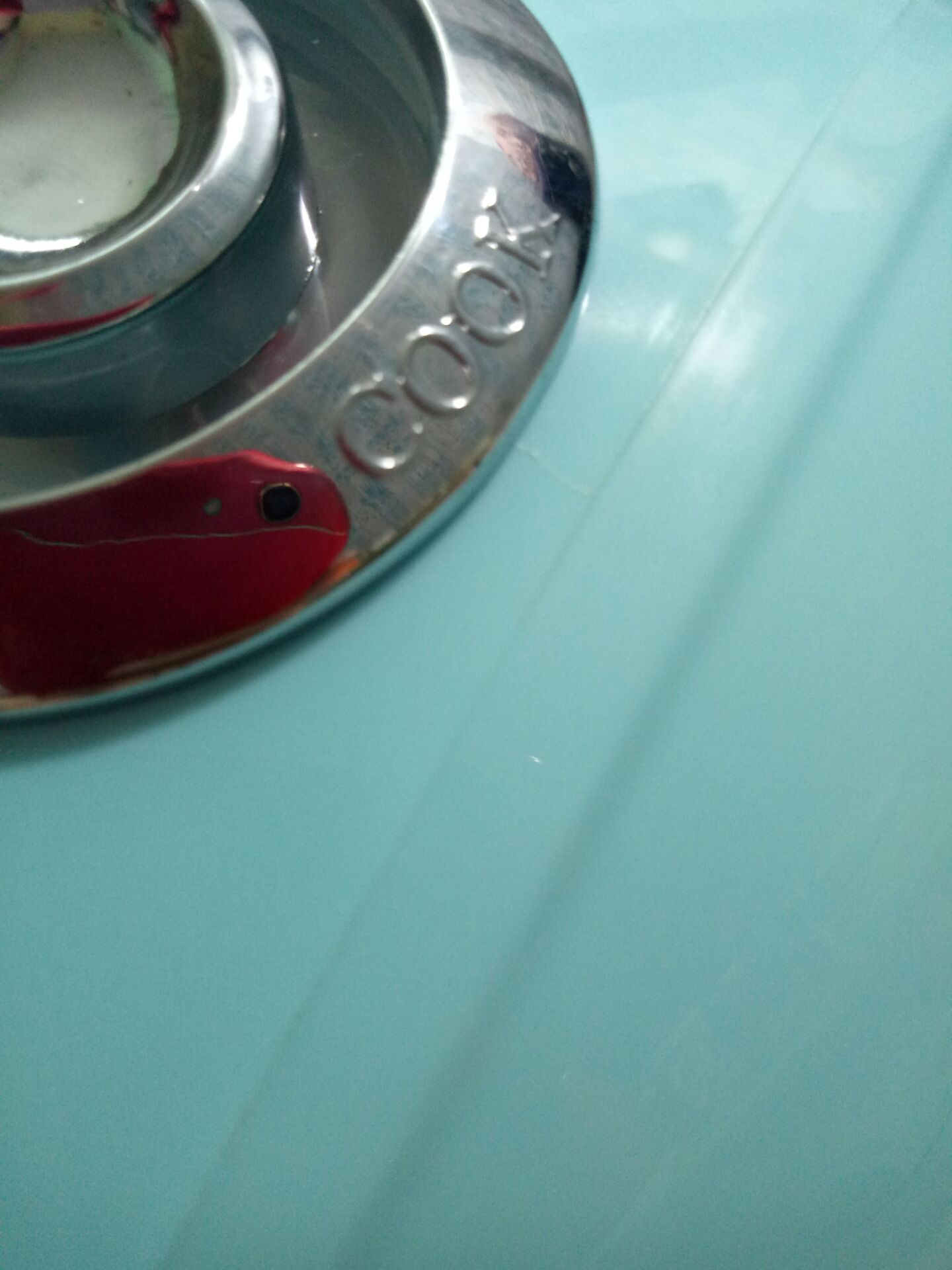 Mình vừa nhận được hàng,  rất háo hức vì trước giờ hàng tiki rất chất lượng và an tâm nhưng lần này sản phẩm lại có vết xước rất rõ ràng trên nắp nồi,  phía dưới nút bấm có khe nứt nhỏ. Nhìn xuống tem bảo hành dán giữa thân nồi và đáy nồi thấy có đường rạch ở giữa giống nồi như đã từng bị mở ra để sửa chữa.  thật sự rất thất vọng vì mình chưa bao giờ nghĩ tiki lại bán sp như vậy!!!