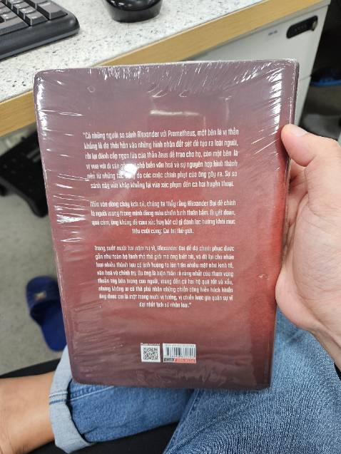 Sách có thiết kế đẹp, font chữ ổn, hi vọng nội dung hay và hấp dẫn. Điểm trừ là Tiki giao hàng rất chậm: mất hơn 1 tuần để nhận sách từ HCM chuyển ra.