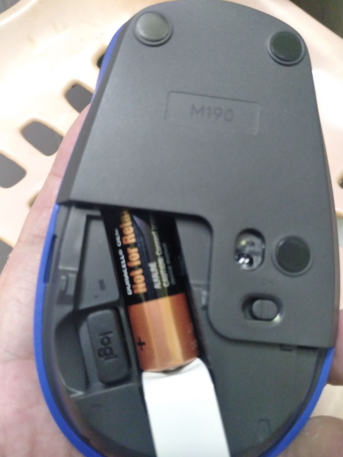 Hàng giao trong ngày, bao bì nguyên vẹn chưa khui. Vì vậy không có tem dán trên sp mà dán trên nhộp nhựa. khuyến cáo giữ lại đề phòng đổi trả/ bảo hành. mảnh giấy ngăn ko cho đầu pin tiếp xúc, tháo giấy ra lắp pin sẽ hoạt động. Sp mới không trầy xước. Chất nhựa nhám. Tuy nhiên size chuột vẫn có cảm giác hơi nhỏ so với tay.