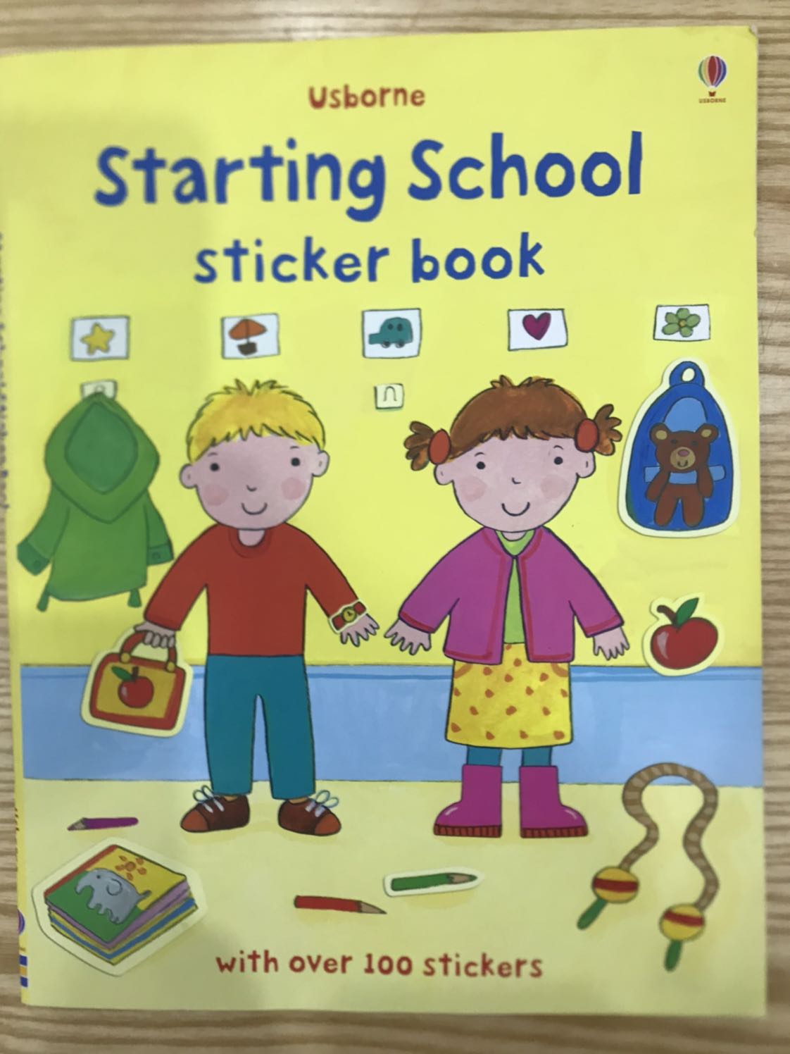 Mình mua đc sale nên giá đâu khoảng 70-80k gì đó k nhớ lắm but bé rất thích dán sticker. Sách đep. Chất lượng.