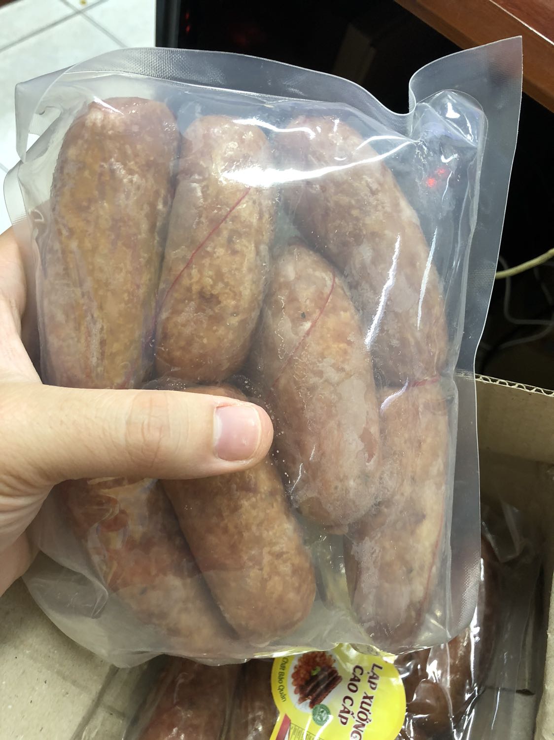 Sản phẩm khi nhận không được hút chân không như quảng cáo, có nổi mảng trắng như mốc, đơn vị bán phản hồi lâu, né tránh trách nhiệm đổi trả hàng, còn bảo mảng trắng giống mốc là bọt nước đọng lại. Dịch vụ quá tệ