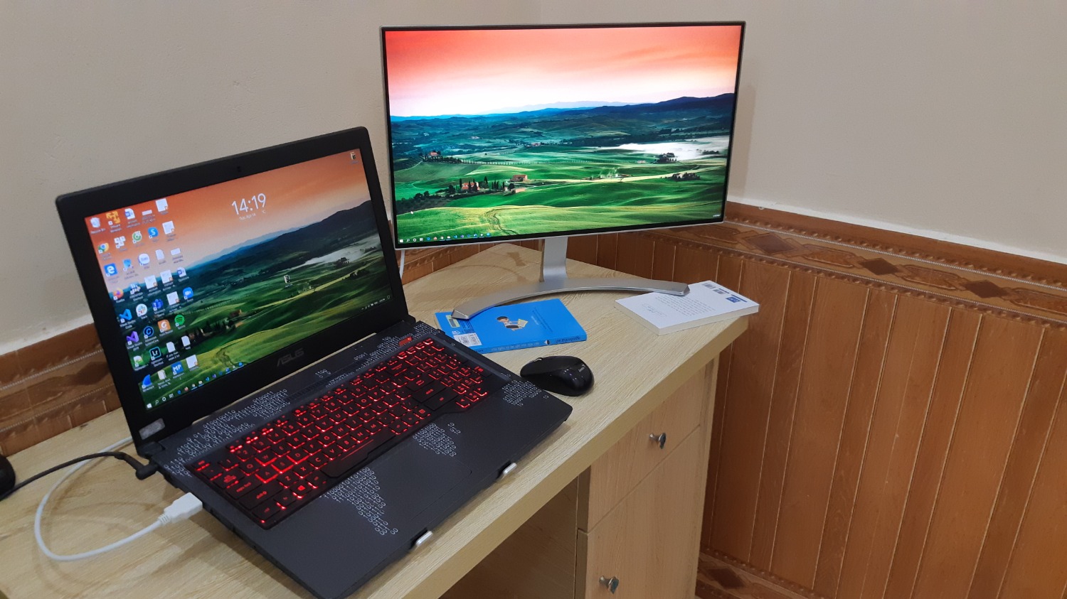 Tiki dự kiến giao hàng ngày 16/4 nhưng hôm nay 14/4 mình đã nhận được hehe. Do chưa dùng lâu nên cũng chỉ dám viết những cảm nhận ban đầu của mình:
- Về mặt chất lượng và hiển thị thì tuyệt vời. Cân lại chút màu cho ưng ý mắt mình là nét hơn Sony luôn =))
- Chân đế là nhựa không hẳn là chắc chắn nhưng khả năng chịu lực vẫn okela.
- Màn hình hơi cụp xuống và không có khớp xoay nên mình phải kê 2 quyển sách mỏng ở dưới để cho nó ngẩng lên xíu.
- Trong hộp được tặng 1 dây VGA và 1 dây HDMI. Tuyệt vời!!!