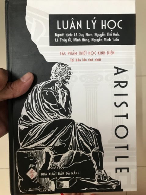 Đây là một quyển sách khá hay, đôi khi đọc và chiêm nghiệm cũng phải mất vài năm. Sách được nhà bán Bình Bán Bọc bọc rất kỹ lưỡng bằng xốp chống sốc, thêm miếng các tông bảo vệ 4 góc sách, rất hài lòng!