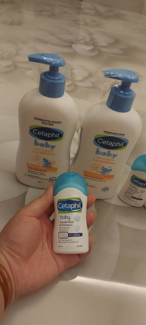 Nhận hàng ưng lắm luôn. Mua ngay đợt có quà tặng còn gì bằng. Chai nhỏ nhỏ xinh xinh tiện khi mang đi du lịch. Lần đầu mua sp này trên Tiki mà hài lòng thật sự.
Bình thường mình mua loại thường k thơm bằng loại hoa cúc hữu cơ này. 
Đóng gói hàng lại quá ok, sp nhận được nguyên vẹn đầy đủ.
Cảm ơn shop rất nhiều!