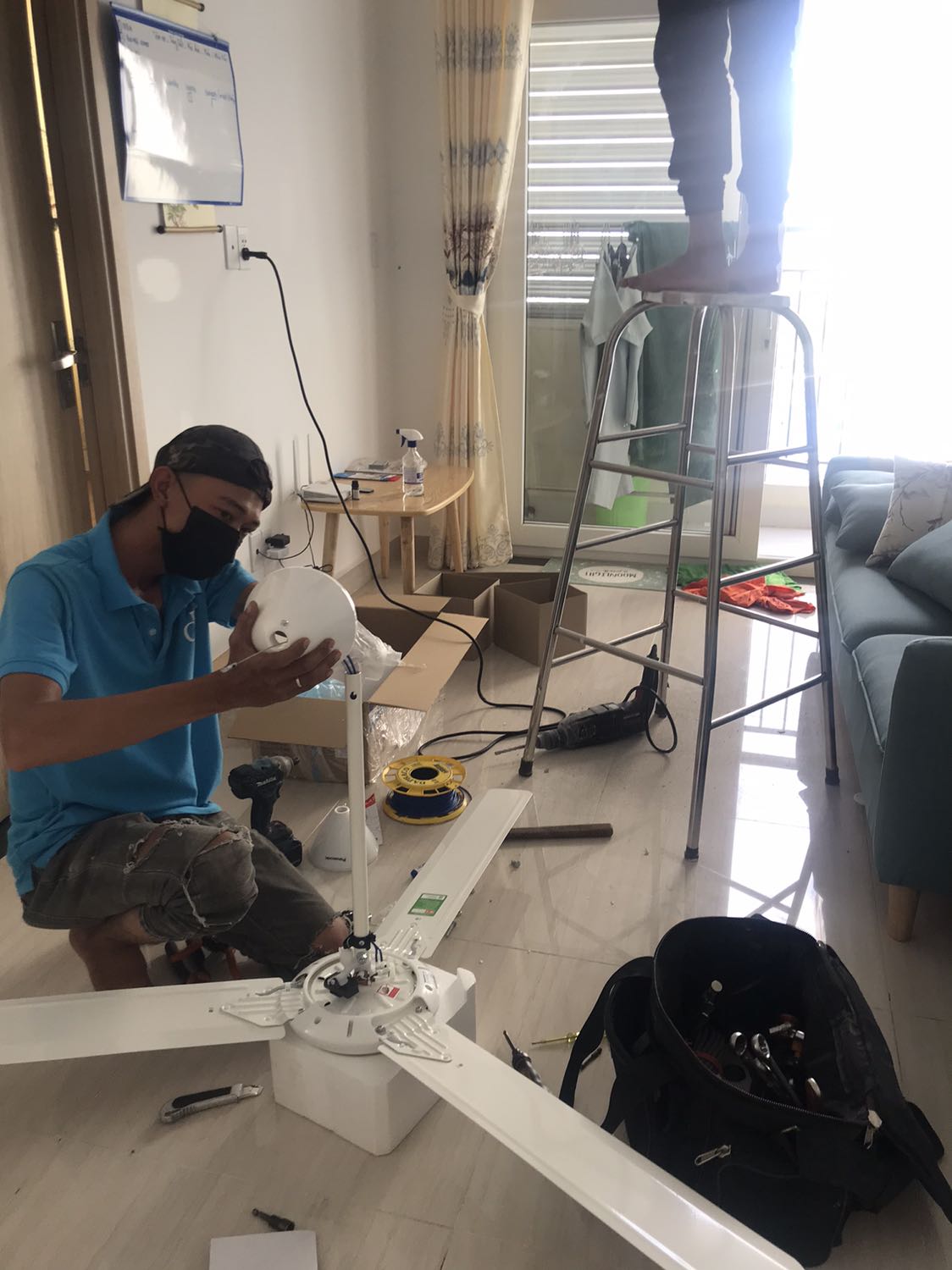 Thiết bị ổn áp, giao hàng nhanh, lắp đặt nhiệt tình, phù hợp với không gian nhỏ 20-25m2, thêm phụ phí 250k/ ti treo trần nếu nhà ai chưa có nên mua thêm trước để lắp đặt