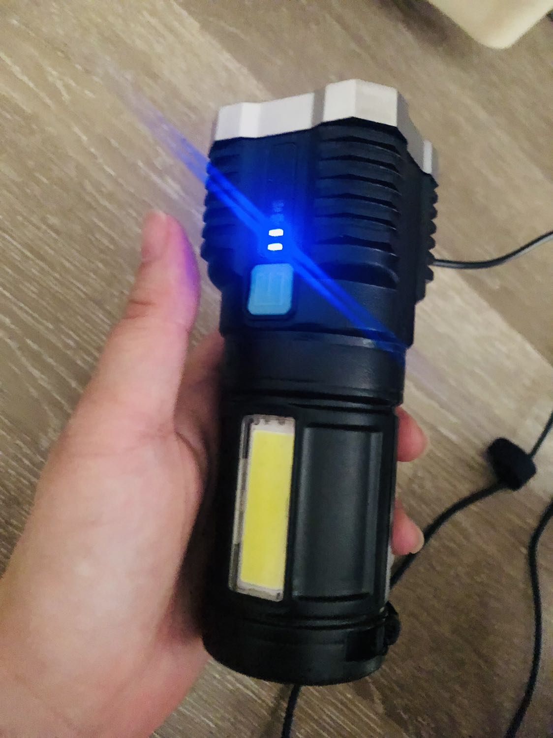 Giao nhanh 2h. Máy to cầm thích nhưng rất nhẹ không hề nặng. Đèn sáng nhiều chế độ. Sạc bằng điện mà không có dây sạc kèm khi bán. Phải lục tìm chui micro usb cắm vào sạc.