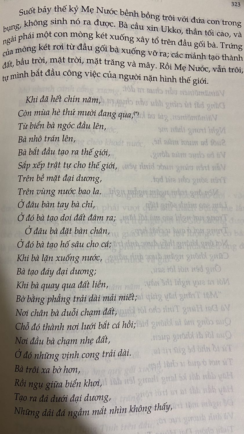 Ý NIỆM CẦN THANH THOÁT - ĐỪNG CHẤP MÊ BẤT NGỘ - TĨNH TÂM NHẬP ĐỊNH.

Sách sẽ kén chọn người đọc vì Hệ thống kiến thức và thông tin dàn trải khổng lồ thách đố tâm trí người đọc. (Hoặc người đọc cần có một chút vốn kiến thức nền tảng về văn hóa lịch sử tri kiến Lược sử thế giới - Lược sử loài người phương Đông phương Tây phương Bắc và phương Nam…) Người đọc phải cực kỳ điềm tĩnh, cẩn thận, nhẫn nại và trải nghiệm từng trang từng dòng sách… Người đọc cần chậm rãi tổng hợp, nhớ từng chút một những ẩn số đừng cố lao nhanh vào mê cung ngôn từ của NGƯỜI HÙNG MANG NGÀN KHUÔN MẶT sẽ càng gây rối rắm, nhiễu loạn thông tin, lầm lạc ý niệm và gây hoang tưởng tri thức mà mãi không thấy lối để thoát ra bế tắc…

Joseph Campbell tổng hợp những tri thức trải rộng và dài từ đông sang tây, đẩy người đọc từ thiên đường xuống địa ngục từ vinh nhục tới sự đục trong uẩn khúc trong những di tích thần thoại, những ghi chép lại mà ai cũng từng nhầm lẫn hoặc hiểu sai ý niệm và dấu hiệu… 

Người đọc rơi vào trạng thái bất ngờ, ngờ nghệch, lệch lạc vào những trang sách quá nhiều kiến thức… không hiểu bắt đầu từ đâu, đào sâu thế nào??? Vụt lên ngàn sao thiên hà thăm thẳm rồi phút chốc chìm đắm vào đại dương của những chương sách trải trải dàn dàn những bí mật lúc ẩn lúc hiện…

SÁCH HAY NHƯNG KHÔNG PHẢI AI CŨNG ĐỌC ĐƯỢC.