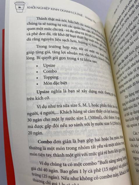 Kinh doanh cà phê không dễ như mình nghĩ. Nhưng chắc chắn không khó - sau khi đọc quyển này! Vô số khó khăn được tác giả giải quyết và chia sẻ một cách đơn giản, dễ hiểu, không vòng vo, vẽ vời. Đọc xong mình có cảm giác muốn khởi nghiệp ngay!!! Cảm ơn tác giả. Kinh doanh cà phê không dễ như mình nghĩ. Nhưng chắc chắn không khó - sau khi đọc quyển này! Vô số khó khăn được tác giả giải quyết và chia sẻ một cách đơn giản, dễ hiểu, không vòng vo, vẽ vời. Đọc xong mình có cảm giác muốn khởi nghiệp ngay!!! Cảm ơn tác giả.