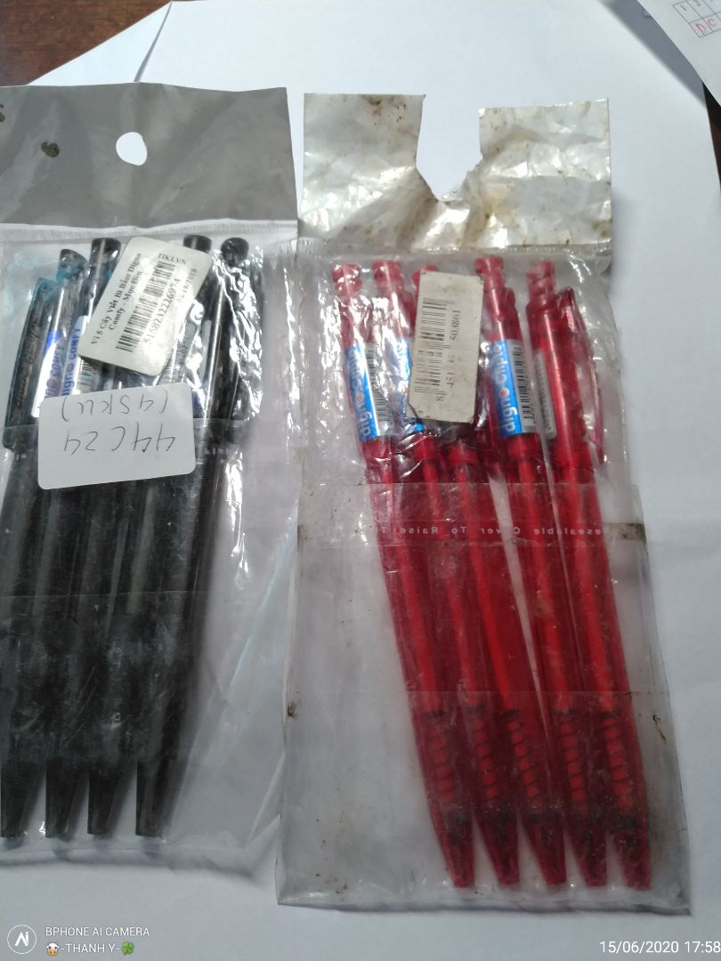 Bút thì ok vì từng mua loại này. Viết trơn, nét đều. Tuy nhiên sp nhận đc có túi đựng bên ngoài siêu bẩn luôn. Lần đầu nhận đc sp mà vỏ ngoài bẩn thế này.