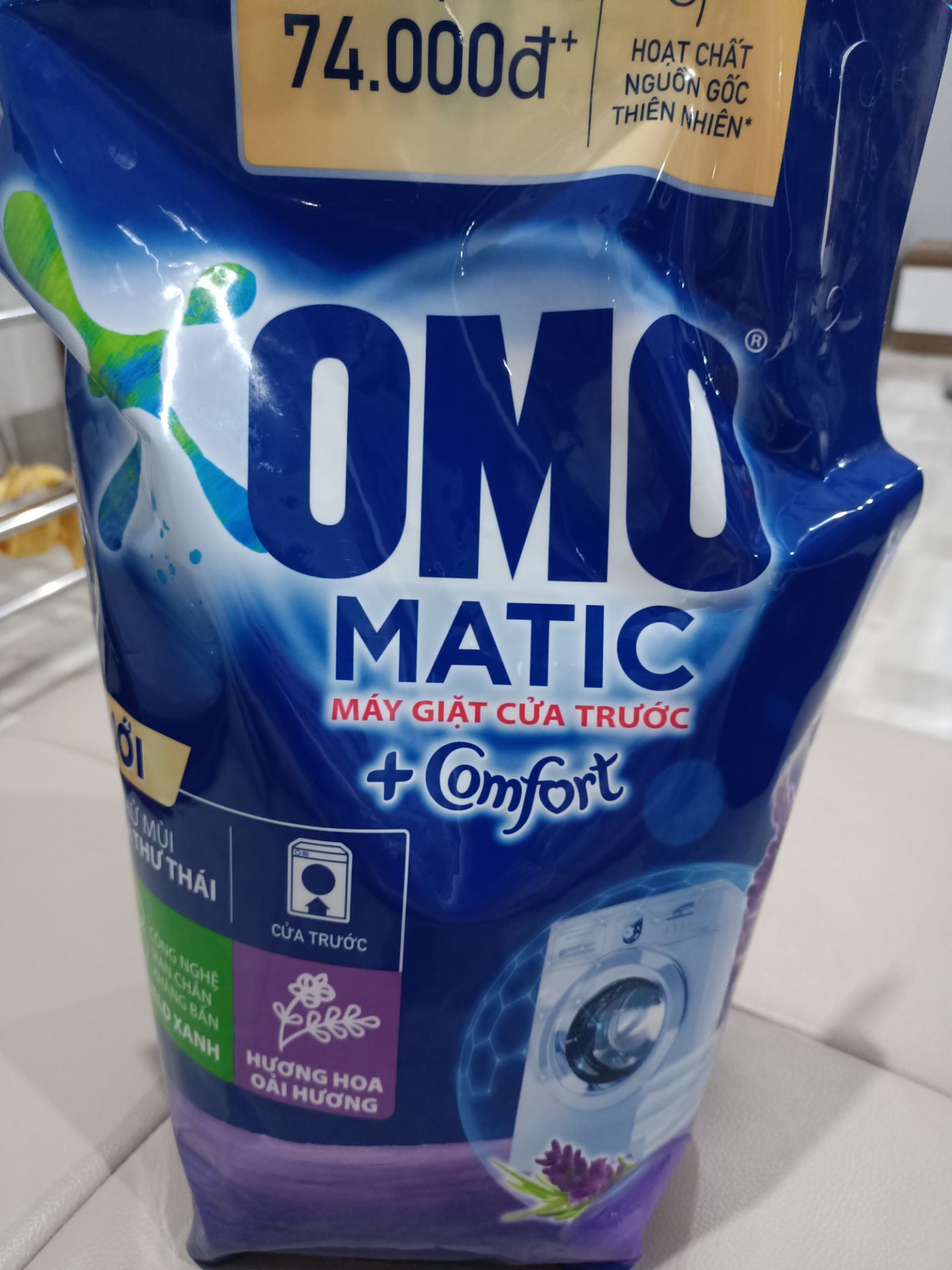 Săn sale giá rẻ hơn siêu thị nhiều nên mình rất ưng. Đóng gói sản phẩm cực kỳ chắc chắn, ko sợ bị bể, lại được tặng kèm 2g comfort 120ml. Vừa nhận được khui hàng ra là đã ngửi được 1 mùi thơm rồi, đến khi xài thì thấy rất tốt. Mùi dễ chịu, ko quá nồng, giữ được rất lâu, để đồ trong phòng chuẩn bị ủi, mà vừa bước vô là căn phòng đã thơm phức. Hàng omo thì bao chuẩn, bao tốt, ko cần giới thiệu nhiều. Mọi người nên mua dùng thử nhé.