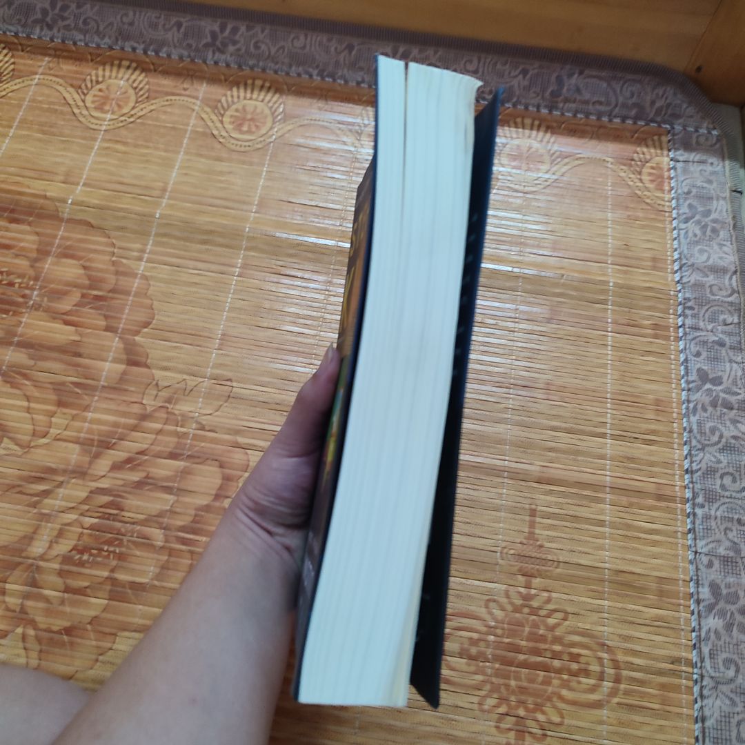 Mua quà về để tặng sinh nhật cho bản thân, mà thật sự thất vọng với Tiki. mua từ 16/8 , đến hôm nay là 30/8, tròn 2 tuần sách mới về đến tay dù dự kiến giao là 20/8. Cứ nghĩ sẽ cho vào bộ sưu tập của mình một cuốn sách hay với hình thức đẹp, nhưng không, các bạn nhìn như hình xem, ẩm, mốc, bìa nhăn nheo, xấu xí, nước ngấm vào đến nỗI vàng cả trang sách, xấu đến nỗi mình chỉ muốn vứt nó đi luôn. Mình không đòi hỏi gì ở Tiki cả, cũng không nói về vấn đề giao nhanh hay chậm vì biết là lí do do dịch bệnh, nhưng Tiki chọn một đơn vị vận chuyển để lưu kho cuốn sách suốt 2 tuần trời với đủ mọi điều kiện cực đoan của thời tiết, cùng với cuốn sách như hàng tồn kho vậy thì Tiki nghĩ về dịch vụ của mình sao ạ ? Mong Tiki sớm có phản hồi về vấn đề này.