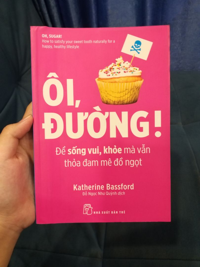 Sách có hơi dính bẩn 1 chút xíu ở bìa nhưng may là chùi ra nên cũng kh đến nỗi nào. Hi vọng Tiki sẽ khắc phục tình trạng sách bị dính bẩn.