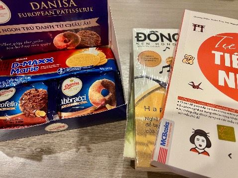 Sách rất hữu ích và thực tế. Nhà sách Fahasa gói sách kỹ lưỡng, và còn tặng bánh, quá dễ thương luôn. Cảm ơn Fahasa và Tiki giao hàng rất nhanh!