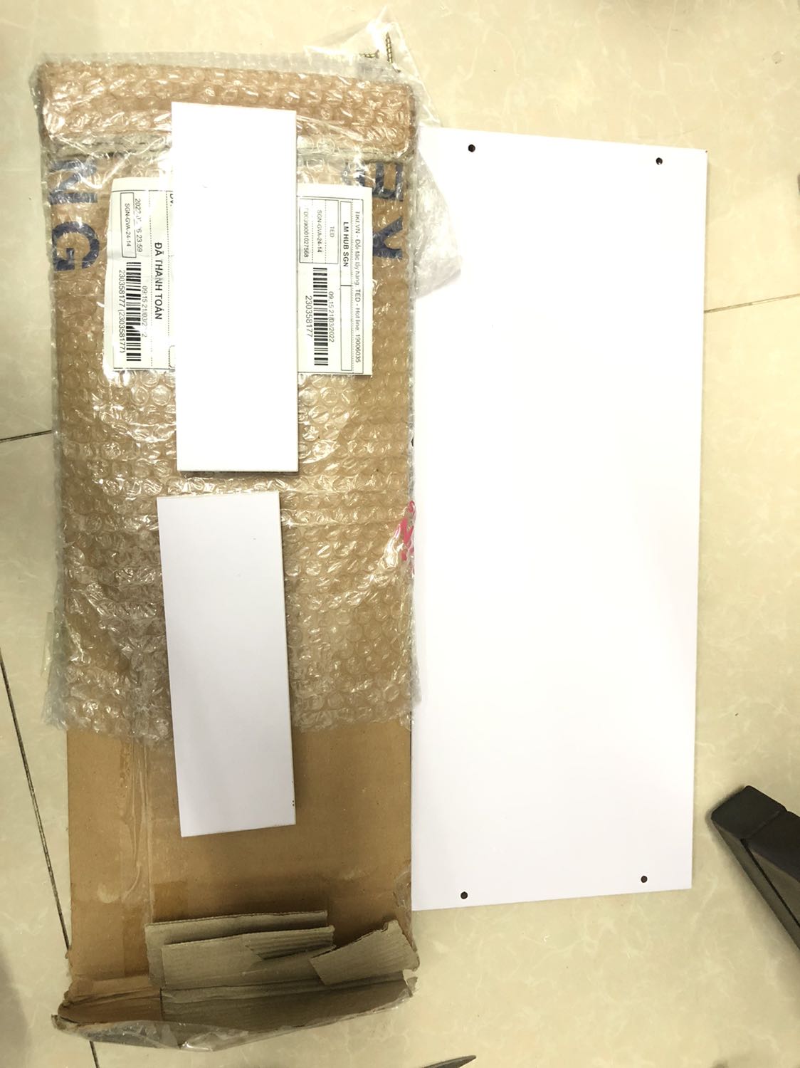 Thông tin sản phẩm là “Kệ máy tính kèm giá sách” mà giá sách là đâu ? Chỉ thấy cái kệ