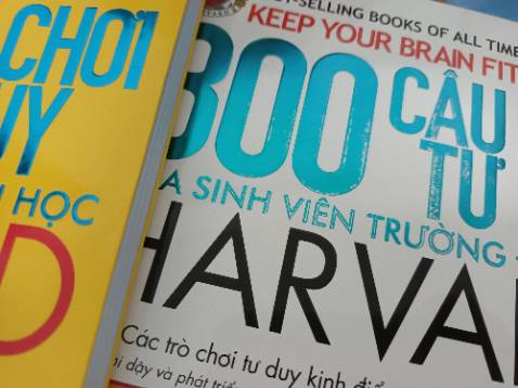 Có vẻ như là mua cuốn trò chơi đc tặng câu đố thì phải....tại cuốn trò chơi đc bọc seal cẩn thận...còn câu đó thì ko nên nó hơi xây xát nhẹ phần chữ "300 câu đố tư duy"....lỗi nhỏ nên bỏ qua