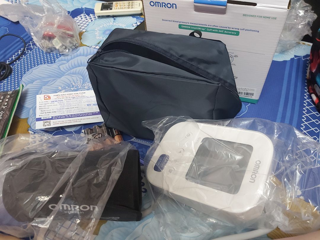 máy đo huyết áp HEM-7156chạy tốt, đo chính xác phụ kiện giao đầy đủ gồm bao vải thường, máy đo, vòng fit, 4 cục pin, phiếu bảo hành và hộp.