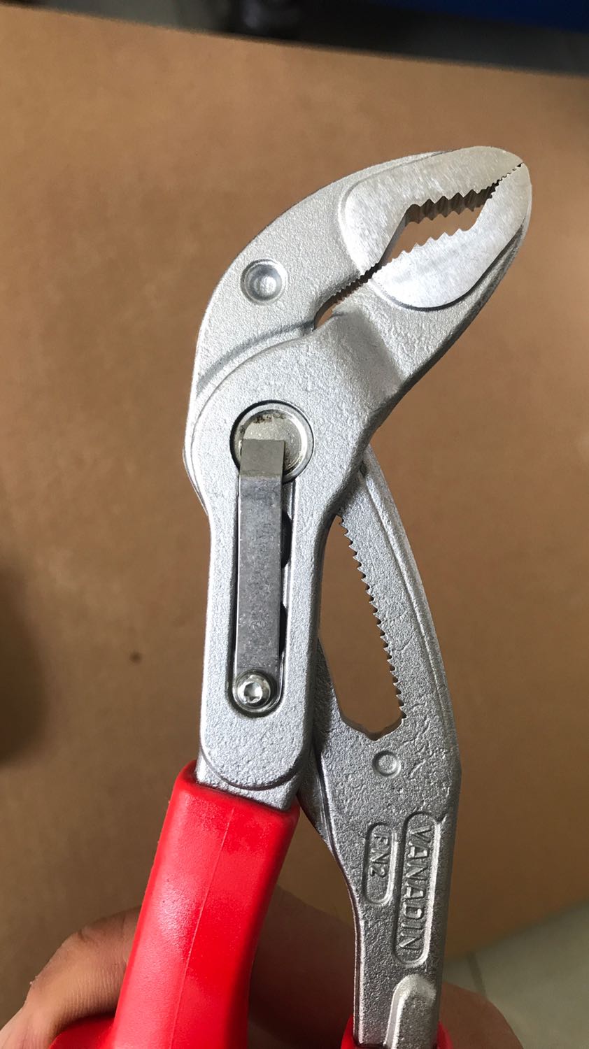 Có vết gỉ không cạy ra được