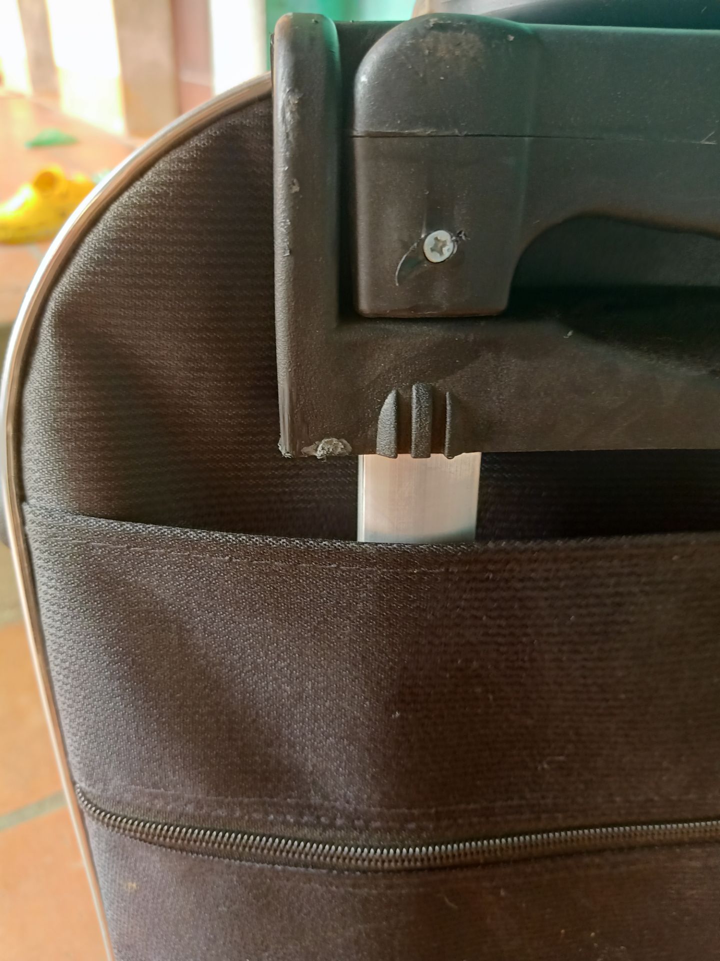 mau k giong hinh tau keo va banh xe nhieu nhua thua ben trong valy thi ban . co viec can len danh chap nhan lay