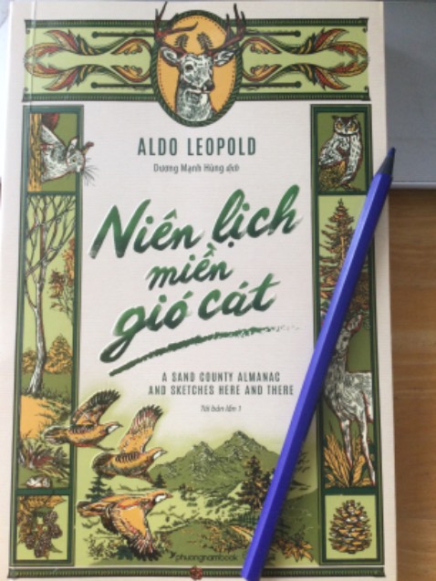 Với những ai yêu thích văn học, chắc chắn khi cầm cuốn sách này và đọc, sẽ phải thốt lên đầy kinh ngạc “trời ơi sao lại có những dòng văn đẹp đến mức này !!!”. Và với những ai yêu mến thiên nhiên hoang dã, chắc chắn sẽ còn ngạc nhiên hơn nữa với bút lực tả cảnh thực “trời ơi sao lại có người dùng văn còn hơn cả dùng tranh, và dùng bút thay cọ vẽ…”
    Đầy lãng mạn ! Cái lãng mạn của từng gốc cây, ngọn cỏ, của bông hoa dại, của những con chồn, bầy ngỗng… của cái thiên nhiên rất tự do.
    Lời văn của ông quá sức đẹp, đẹp quyến rũ, đẹp mê hoặc người đọc yêu văn chương tả thực. Ngay cả từng dòng, từng khổ, từng đoạn, từng chương, đều có nét logic riêng. Cứ như mang theo cả triết học cuộc sống vào.
   Bút lực và hiểu biết có hạn nên không biết làm sao để diễn tả hết cảm xúc và nhận xét của cá nhân trước tác phẩm này. Ai muốn trải nghiệp thì đọc thử một đoạn ngắn trong hình chụp (hoa cải báo xuân)
   Xứng đáng 10/10₫.