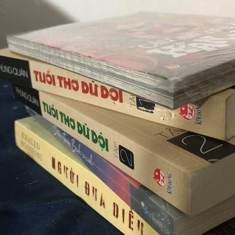 Mình cho ba sao là vì nhân nhượng với sản phẩm thôi, mình đã trông vào tuổi thơ dữ dội lắm cơ mà lúc giao về cho mình thì rách phần gáy (đứt ruột thật sự) TvT do mình vui khi nhận sách quá nên vội chụp mà k để ý, check lại hình mới thấy TvT