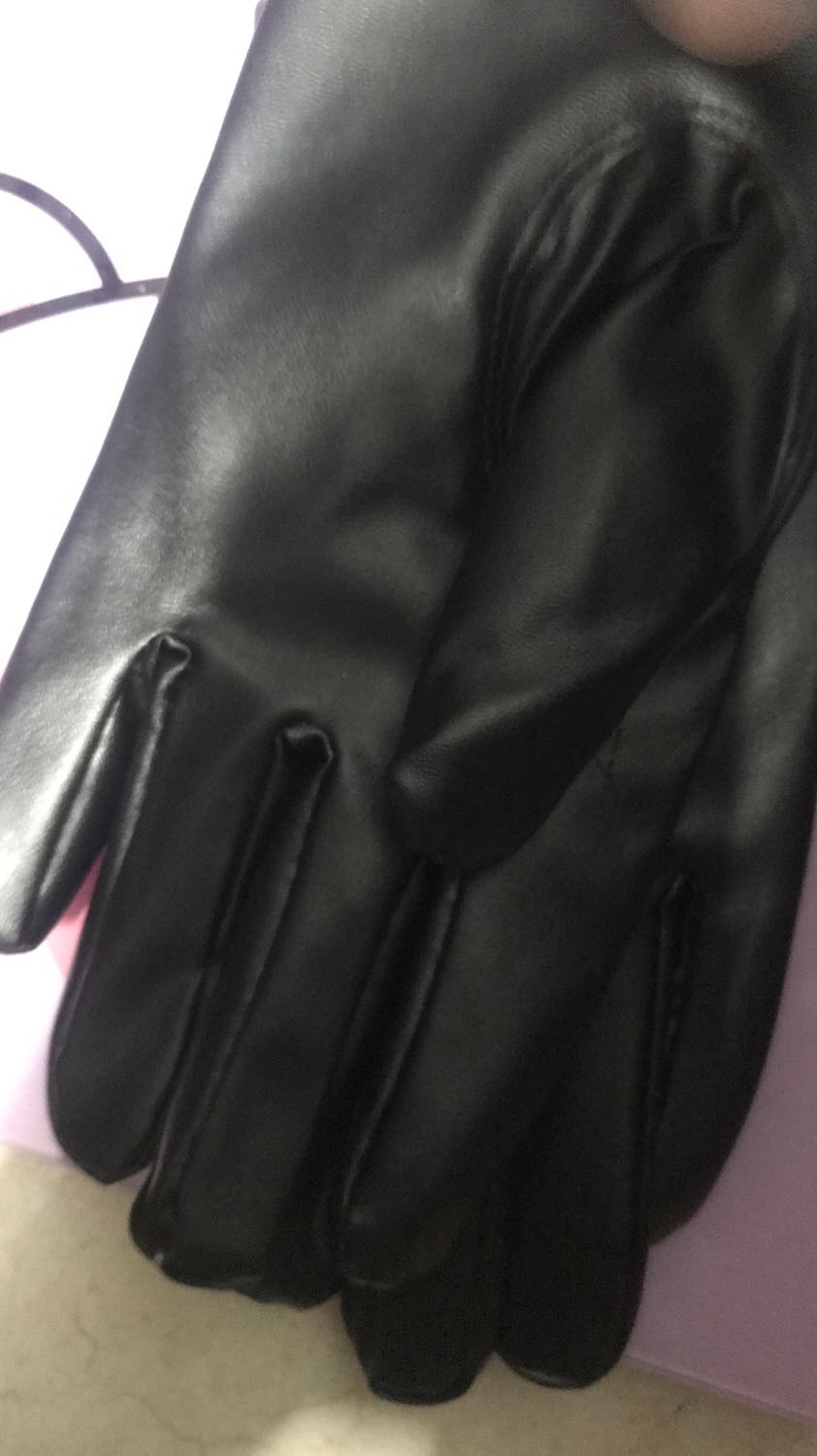 Găng tay quá chất quá đẹp luôn. Da rất mềm và co giãn rất tốt. Đeo ấm thôi rồi luôn. Lớp lông lót bên trong tạo cảm giác ấm mà rất dễ chịu. Cảm ứng điện thoại vuốt vèo vèo không phải nghĩ ngợi luôn. Hàng tốt giao nhanh đanhs giá 5 sao ủng hộ shop.