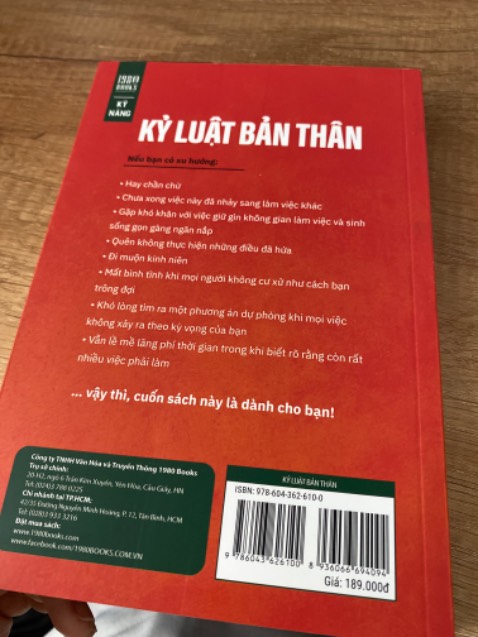 Giao hàng đúng hẹn cơ mà phần bìa cuốn sách bụi đen bám đầy, hình này là chụp sau khi mình đã lau sạch rồi. Nội dung thì chưa đọc nên chưa biết…
