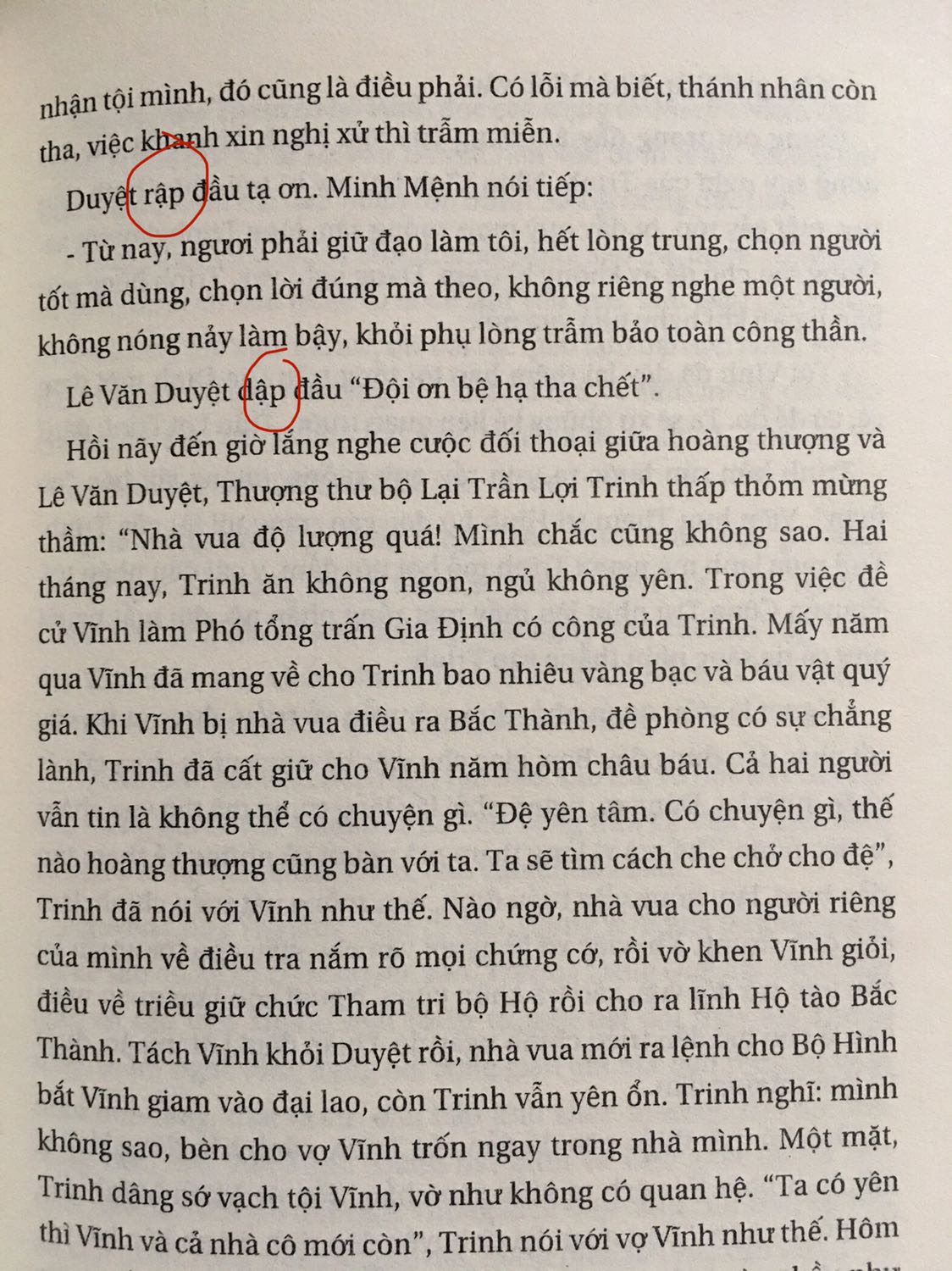 Nội dung truyện kể về cuộc đời Nguyễn Công Trứ khi làm quan cho triều Nguyễn bắt đầu từ việc đi dẹp loạn Phan Bá Vành, sau đó đi khai khẩn đất hoang ở Tiền Hải và Kim Sơn...... Vì tài năng và ngông nghênh nên ông bị quan lại ghen ghét đố kị nên nhiều lần bị vua Minh Mệnh giáng chức rồi lại phong chức. Vì là tiểu thuyết nên có thể có nhiều tình tiết được thêm vào nhưng mình đọc vẫn thấy rất hay.
Duy chỉ có điểm trừ là nhiều lỗi chính tả quá. Như trong ảnh mình chụp đấy mới chỉ là 1 phần thôi, còn rất nhiêud trang bị lỗi chính tả như 105,106,108,123,126,128,130........
Sách hay thế này mà đang đọc lại bị lỗi khiến người đọc thấy hơi khó chịu.
Mong Tiki phản ảnh lại vs nxb để nếu có tái bản thì sẽ sửa những lỗi căn bản này đi.