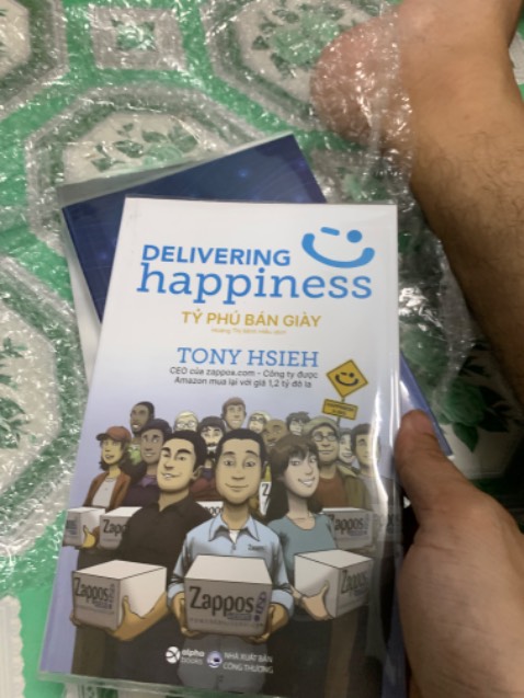 Mua vào ngày 11.11 nên được giảm giá.
Cuốn sách vô tình được người quen giới thiệu và lần thư 2 là trên nhóm reciew nên mình quyết định xuống tiền rước em nó về