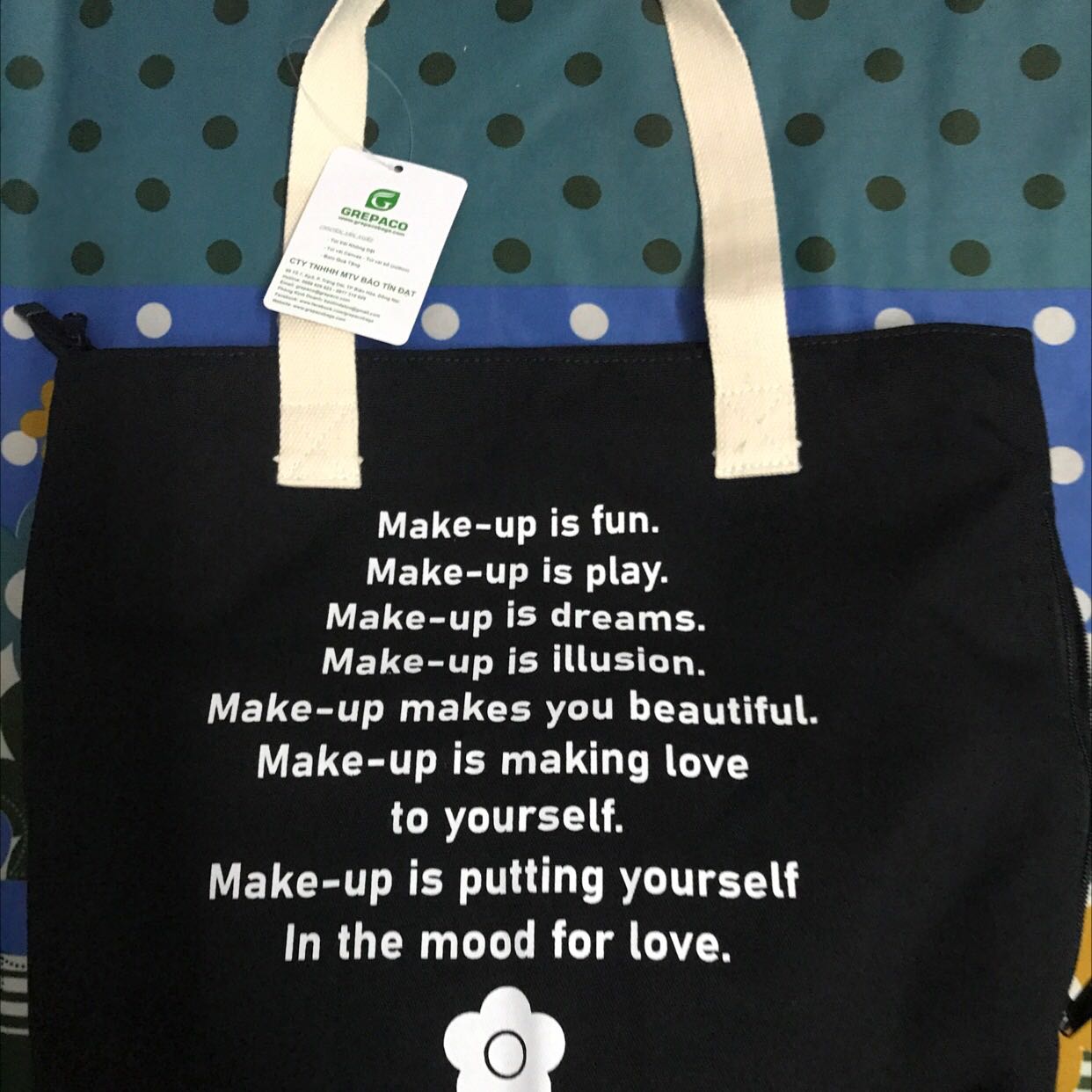 Túi như hình quảng cáo, shop giao đúng mẫu. Tiki giao hàng nhanh. Túi màu đen nên ít thấy vết bẩn. Thích hợp đựng đồ đi tắm biển, đi bơi hay đi chơi, giúp hạn chế túi ni lông. Do chưa xài nên chưa biết độ bền như thế nào