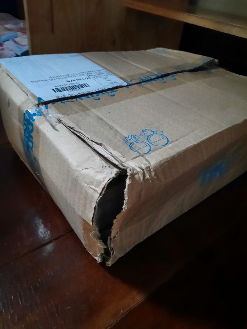 Tiki lần này làm ăn chán quá, sách thì cx tạm được, nhưng hộp bị thủng luôn rìa như này?