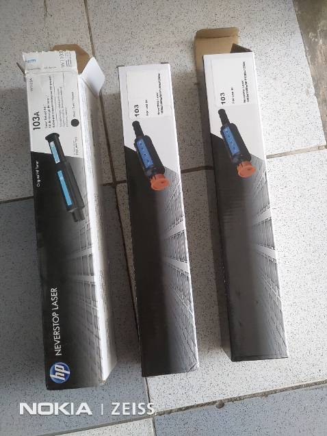 Bơm cả 2 hộp vào máy in nhưng máy không báo thêm miếng mực nào + in ra vẫn nhạt toẹt như trước khi bơm (hết mực). Lạ quá! 

Trong hình: 2 hộp bên phải là mới mua, 1 hộp bên trái là mực tặng khi mua máy. Vạch báo mực không thay đổi sau khi đã bơm lút 2 hộp mực mới mua: không đổi.