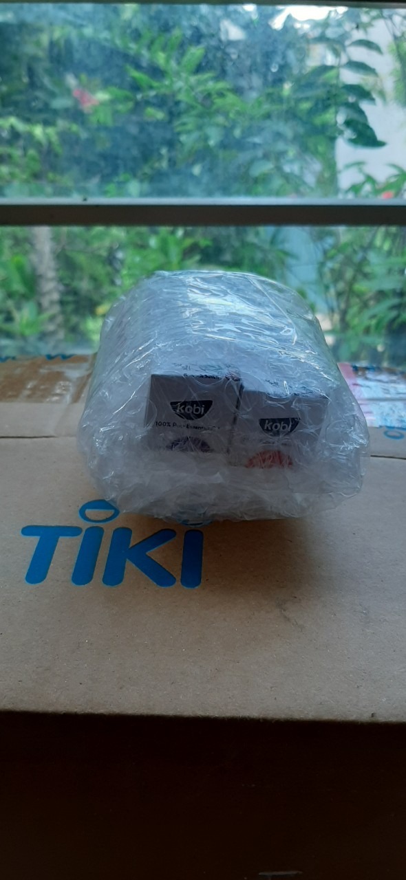Mình mua tinh dầu ở rất nhiều cửa hàng rồi nhưng lần này mua tinh dầu của shop Kobi thật sự mình không ngờ khi mở nắp chai ra mùi tinh dầu đúng là rất thơm luôn, đúng là mùi tinh dầu nguyên chất 100 phần trăm luôn. Khi đặt tinh dầu của shop Kobi này mình rất phân vân không biết có phải là tinh dầu thiên nhiên không? Nhưng mình nghĩ thôi kệ đặt thử một lần coi sao? Hôm nay nhận được tinh dầu thì mình mở nắp ra liền luôn. Thiệt là mình rất vui vì đã tìm được shop này bán tinh dầu rất chất lượng nên mình sẽ mua shop Kobi này sài sẽ an tâm hơn. Bao bì thì rất đơn giản nhưng đẹp, chụp choẹt mãi không chán. Tiki đóng gói hàng khá cẩn thận, giao hàng thì nhanh như 1 cơn gió. Mihf sẽ tiêp tục ủng hộ shop và sẽ giới thiệu cho bạn bè ủng hộ. Chúc shop buôn bán đắt hàng nhé. Cám ơn shop kobi và tiki nhiều ạ 