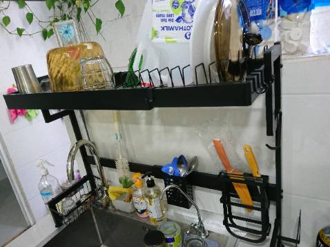 Kệ đẹp, chắc chắn, tùy chỉnh độ rộng (bề ngang) hợp lý. Tiện ích và thẩm mỹ. Chất liệu chỉ là thép sơn tỉnh điện, ko thể như inox ko tránh khỏi bị gỉ nếu đọng nước dài lâu, cần thời gian để kiểm chứng. Về giá cả, nếu mình hài lòng thì ko vấn đề gì.