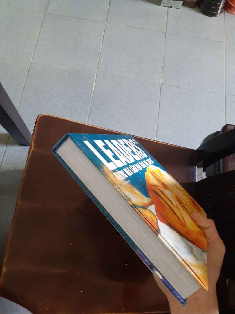 Mình thực sự cảm thấy rất thích quyển sách, rất đẹp ❤. Nó có kích thước kiểu dạng nhỏ hơn cuốn Bách Khoa Tri Thức Bằng Hình, dạng gọn hơn, cầm trong tay chắc và bự. Sách bìa cứng rất đẹp và nội dung thì quá tuyệt ?. Mình là dân yêu sách nên mà mua được một quyển sách chất lượng thì không gì hạnh phúc hơn, cảm ơn đội ngũ dịch thuật và DK nhiều lắm ạ! Mọi người mua đi, nội dung rất tuyệt và sách chất lượng cao ????