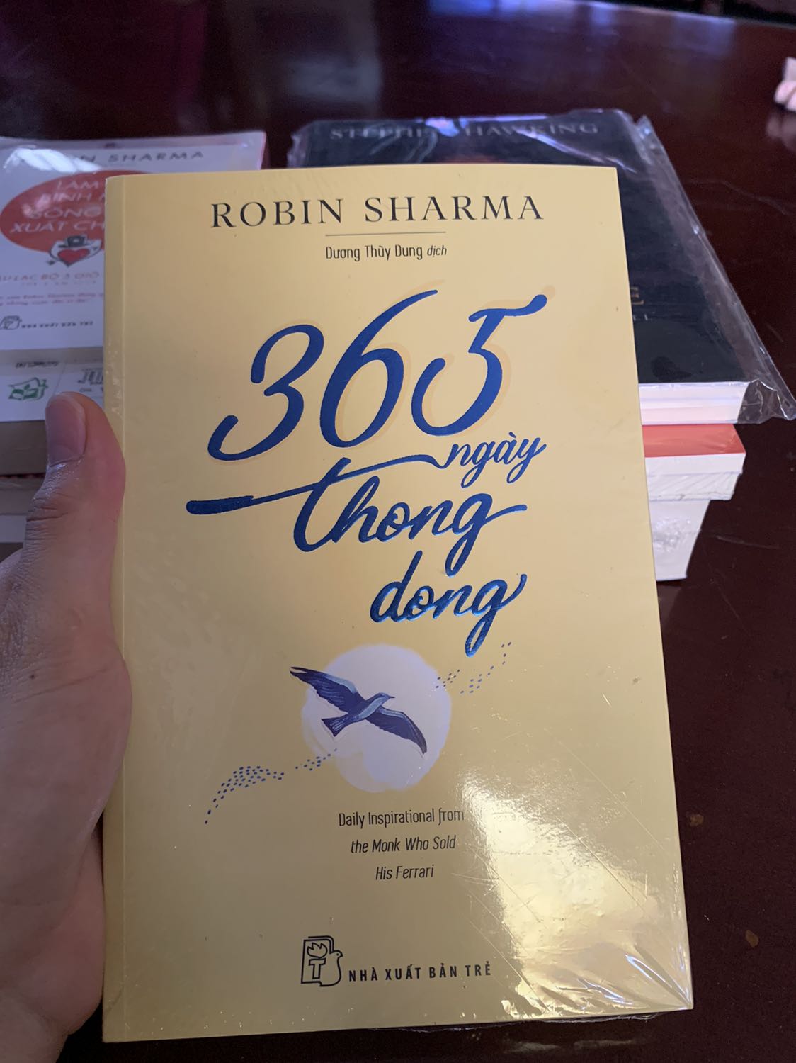 Đợt này mình mua sale 60% có kèm sổ tay. Sách của nxb trẻ lúc nào cũng rất đẹp, giấy đẹp, lần này thật sự rất hài lòng, hài lòng. Hất trong mấy năm mua sách từ tiki. Sách giảm 50,60,70% nhưng đều mới quá trời, còn nguyên màng co. Trước kình mua sách tiki cũng giảm 40,50% nhưng dù sách còn mới thì người kỹ tính như mình vẫn nhận ra là sách đã có người đọc.  Nhưng lần này thật sự ngoài mong đợi Mới đặt trưa qua chưa tới trưa mai đã có. Phấn khích dã man rợ. Đơn mình mua có giá bìa gần 1tr3 thế mà giảm giá xong được giảm thêm 20% của nxb trẻ, được giảm thêm 30k khi cà thẻ sacom nên quá đã. Nội dung thì mình chưa đọc nhưng rất thích cô Quỳnh Hương nên hi vọng sẽ hay. Thường thì mình sẽ đọc xong mới review nhưng lần này phấn khích quá, k chờ được nên review ngay cho nóng. Cảm ơn tiki và nxb trẻ  và sacombank rất nhiều! Sẽ tiếp tục ủng hộ tiki ???