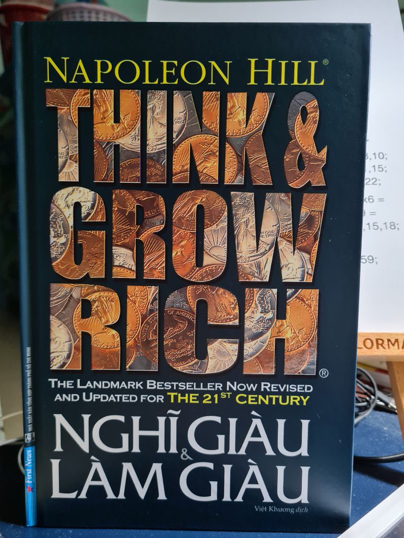 Đã đọc qua ~năm lần, mới biết có tác phẩm gốc, nên mua lại để đọc tiếp lần thứ sáu. Mỗi lần mình đọc đều nghiệm ra nhiều điều mới mà trước đó mình đọc lại không nhận ra, có lẽ đầu óc ta mở mang tới đâu thì điều ta nghiệm được sẽ tới đó, hoặc cũng có thể trước kia chưa đủ sự sáng suốt để nhận ra thông điệp ấy. Ngài Hill đã viết ra một quyển sách vô giá, cái mà ta có thể đọc đi đọc lại hàng trăm lần mà không ngán, mà mỗi lần đọc lại như một ngày đi học mới, có những trải nghiệm mới.
Bìa sách đẹp, màu sang trọng, sách tuy dày nhưng rất nhẹ, trong lúc đọc cầm không mỏi tay, thoải mái, mình yêu vô cùng. Đọc qua nhiều sách nhưng không có mấy sách cho mình cảm giác này, trải nghiệm đọc là điều không thể thiếu đặc biệt là với thể loại tâm lý. Giấy nhám sờ rất thích tay, mình thật sự yêu nó.
Cảm ơn ngài Hill - Cảm ơn First News.