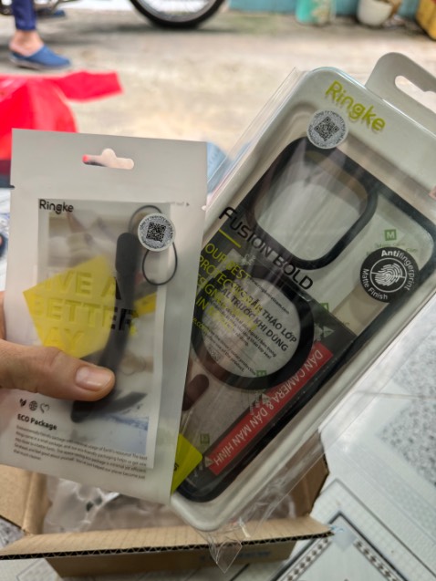 Sản phẩm quá tốt hơn cả mong đợi,đúng như miên tả, độ nhu cảm của camera đúng chuẩn có thể bảo vệ tốt cho cam và độ nhu cao màng hình cũng vậy 2 điều đó là tôi cần nhất sp quá ưng ý, shop đóng gói rất cẩn thận, đặt trong 2h giao à. Có liền trong ngày vui nha. Viền màu đen giúp ốp ko ố vàng mình rất là thích.
Nên mua 👍👍👍👍👍👍 10 điểm ko có nhưng.