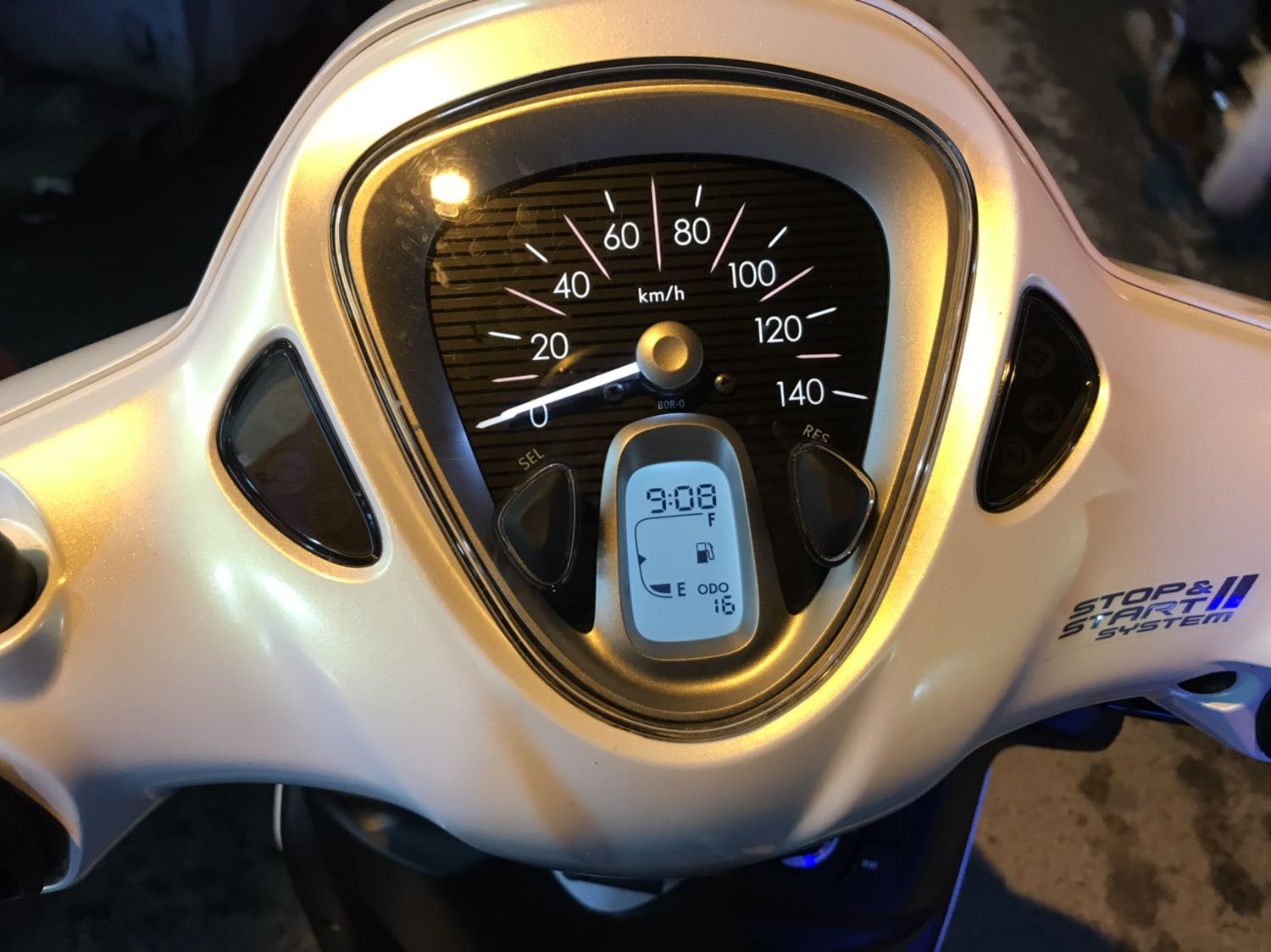 Đặt buổi sáng thì *** chiều được gọi để đi lấy xe. Lấy ở đại lý Yamaha 3S Lâm Hạnh, nhân viên hướng dẫn nhiệt tình và vui vẻ. Được bảo dưỡng xe 9 lần, nhưng thay nhớt phải trả tiền. Xe hiện tại vẫn chạy tốt, chưa có vấn để gì xảy ra. Hi vọng vẫn luôn như vậy ^^