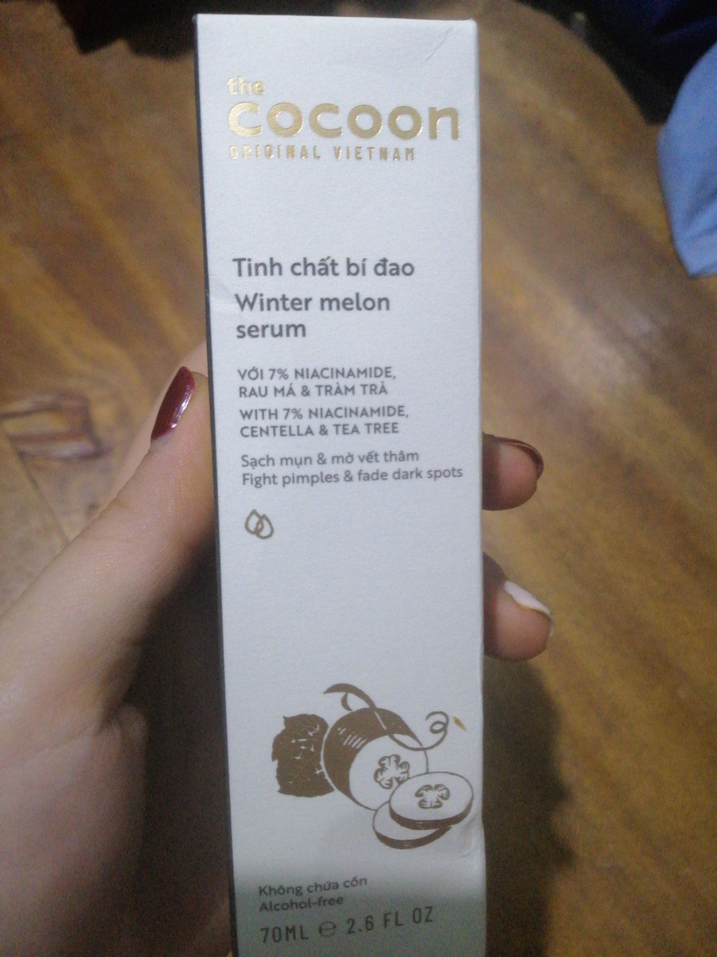Nó hơi bé so với tưởng tượng ??. Cứ nghĩ là chai thủy tinh nhưng mà là nhựa nha. Đầu để lấy serum cũng lạ nữa. Chất lỏng, kp như mấy serum vẫn dùng đou. Thấy mấy chị beauty rcm nên dùng lắm nè