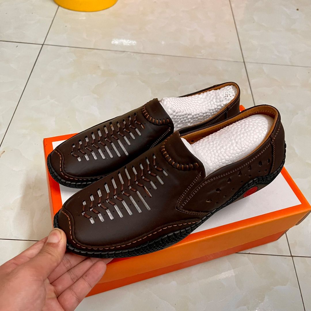 hàng giống như quảng cáo chuẩn da bò tét lửa không thấy bị sun. đầy đủ thẻ bảo hành cảm ơn shop nhé.