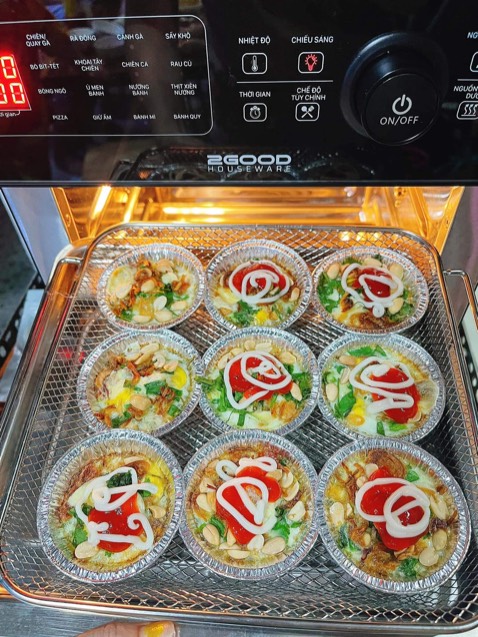 Sau khi đổi 3 cái nồi thì cuối cùng cũng tìm được chiếc nồi ưng ý, thực sự là một trải nghiệm quá tốn kém, phải chi ngay từ đầu mua luôn thì không phải đổi quá nhiều nồi như vậy. Có quá nhiều hãng và các bên bán tư vấn sai sự thật quá nhiều, nào là dễ vệ sinh, nào là độ ồn được cải thiện,... TIỀN NÀO CỦA NẤY thôi các bạn ơi, đầu tư 1 lần dùng lâu dài, đừng ham rẻ và đừng tin lời quảng cáo. Ra siêu thị điện máy *** thật kĩ, rồi về đặt mua online cũng được. Đừng mua nồi 10L hay 12L gì hết, dùng rất khó chịu, quay con gà đụng lên đụng xuống chỗ mayso cháy đen thui. Dùng lâu dài đừng mua nồi 2-3 triệu dùng không vấn đề này thì vấn đề chỗ khác. Sau khi đổi 3 cái nồi thì cuối cùng cũng tìm được chiếc nồi ưng ý, thực sự là một trải nghiệm quá tốn kém, phải chi ngay từ đầu mua luôn thì không phải đổi quá nhiều nồi như vậy. Có quá nhiều hãng và các bên bán tư vấn sai sự thật quá nhiều, nào là dễ vệ sinh, nào là độ ồn được cải thiện,... TIỀN NÀO CỦA NẤY thôi các bạn ơi, đầu tư 1 lần dùng lâu dài, đừng ham rẻ và đừng tin lời quảng cáo. Ra siêu thị điện máy *** thật kĩ, rồi về đặt mua online cũng được. Đừng mua nồi 10L hay 12L gì hết, dùng rất khó chịu, quay con gà đụng lên đụng xuống chỗ mayso cháy đen thui. Dùng lâu dài đừng mua nồi 2-3 triệu dùng không vấn đề này thì vấn đề chỗ khác.