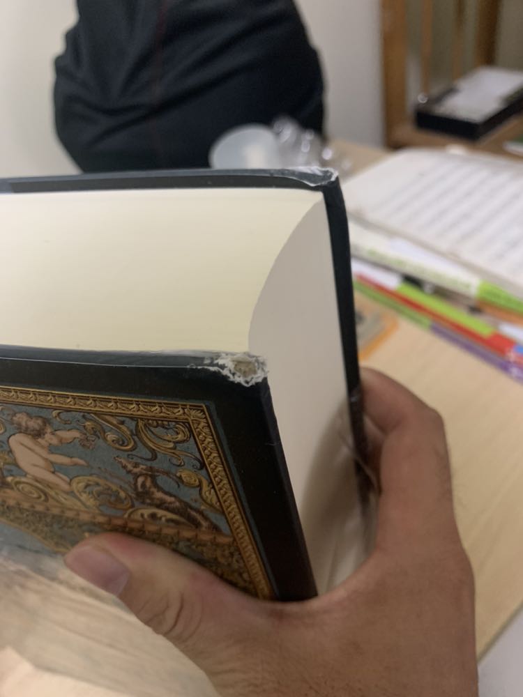 Chất lượng đóng gói của tiki siêu tệ. Và đây là vấn đề không phải chỉ xảy ra 1 lần. Lần này thì mình chính thức nghỉ chơi với tiki. Một quyển sách dày nặng nhưng không hề có mút chống sốc. Góc sách bị mẻ nặng. Mình không còn lời nào để tả về chất lượng đóng gói của tiki, quá tệ.