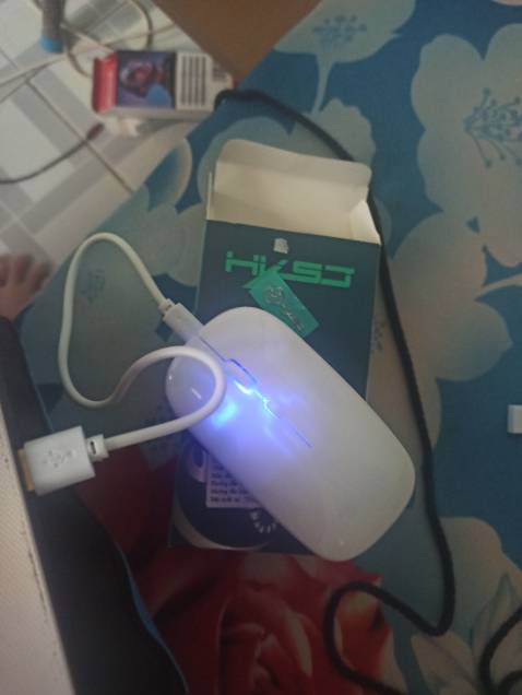 Sản phẩm chất lượng, nhỏ gọn, nhẹ, ko gây tiếng ồn khi click đúng mô tả
Chạy mượt mà, bánh lăn cũng mượt và nhanh
Có kèm dây sạc, chuôi cắm hơi cứng nhưng chắc chắn
Đóng gói cẩn thận, có muốt lót sản phẩm
Giao hàng nhanh, hôm trước đặt hôm sau có liền
Shipper lịch sự, tận tình 
Lưu ý khi dùng nên cẩn thận bị rơi, va đập để tránh hư hỏng 
Đây là một sản phẩm chất lượng đáng mua