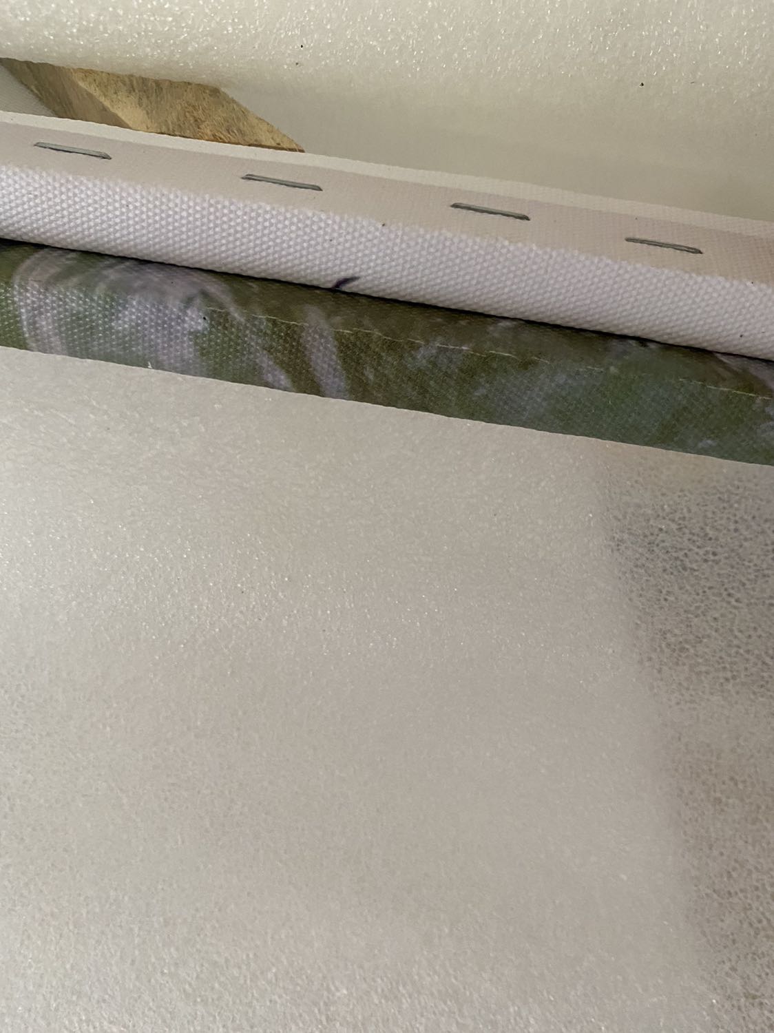 shop gì đâu mà khinh thường khách hàng, đặt khung vân gỗ thì giao loại không khung, còn đặt khung trắng thì giao khung vàng trầy tè le.
mình mua mấy đơn chứ có phải 1 đơn đâu mà làm ăn ***