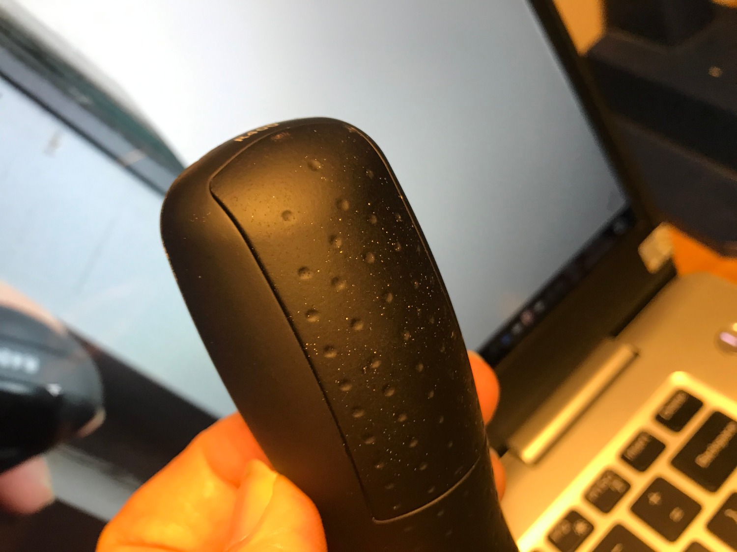 Thường hay mua hàng qua TIKI vì tin uy tín kiểm duyệt NCC, ít khi kiểm tra. Lần này nhận về mở ra thì vỏ hộp/ khay nhựa bọc sản phẩm bị dọc cạnh. Không rõ 2 pin nguyên bản theo máy là loại gì, nhưng loại nhận được thì coi như No name (nên vứt luôn). Sản phẩm thì chỗ nắp lắp pin bẩn, USB thì xước. Nói chung nghi hàng đổi trả trước đó (hàng cũ, đã dùng), hoặc bị tráo pin... Thất vọng