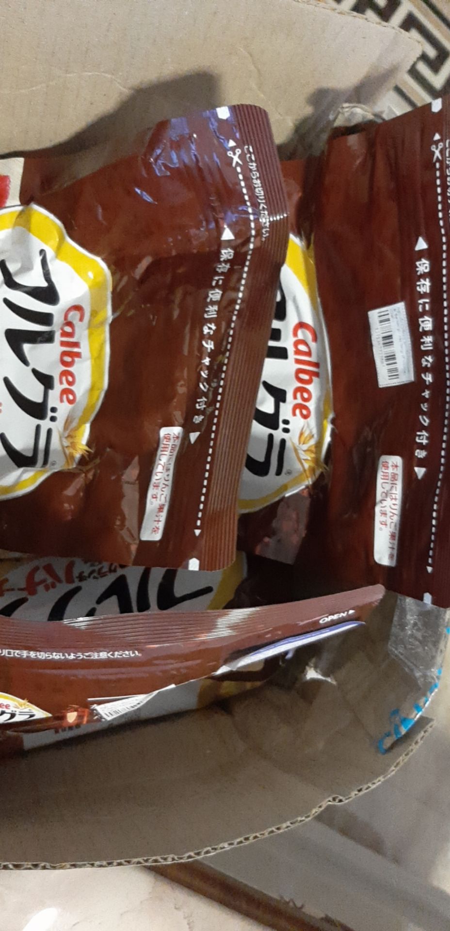 Mình thường ăn gói màu nâu Full grass. Cảm giác hạt ngũ cốc gói nâu này không giòn ngon bằng, chuối cũng ít hơn nhưng có cảm giác dẻo thơm hơn.