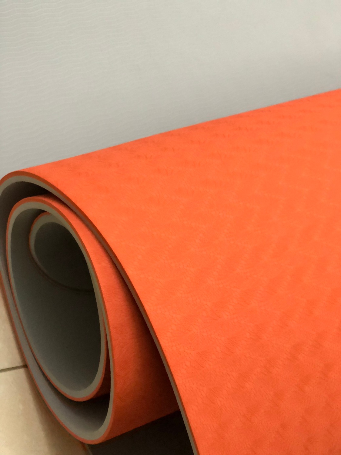 -  Đã mua và sử dụng sản phẩm của shop , Shop hay khuyến mại sâu , mua rẻ mà đẹp hơn mong đợi  , đặt thảm được tặng túi đựng và dây nữa . có thẻ chính hãng luôn với lời cảm ơn của shop nữa  không còn gì để chê
- Nhìn ưng lắm nhà có vân thảm sâu bám mặt sàn không bị trơn trượt . Mặt thảm in logo của shop lên rất an tâm . màu rất rất  tươi sáng phải nói thật là vậy mang đến phòng tập mà mấy bà bạn hỏi mua hộ nha . Mà tập rất êm nhé không bị cả đau nhức khi tập 
-Mình đã đặt thêm loại dày 8mm vì mình hơi bị thưa cân tập trên thảm lún hơi sâu xíu :)) -Shop chuẩn bị hàng kĩ cho rồi ship sớm cho mình nhé lần trước lâu quá .hứa sẽ ủng hộ dài dài ....!!