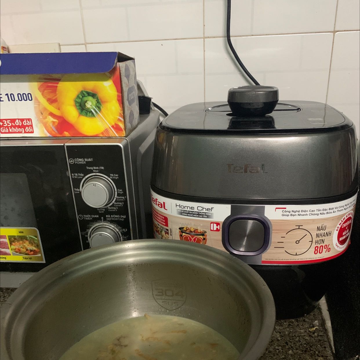 Nồi rất đẹp, có 2 lòng nồi mình rất thik , nhất là lòng nồi niêu . Nấu áp suất hầm măng rất tuyệt vời . Có điều đa chức năng nên phần bên trái áp chảo , thêm thức ăn nhiều công đoạn trong sách hướng dẫn chưa hiểu lắm , phải chi có video hướng dẫn thì tuyệt vời .