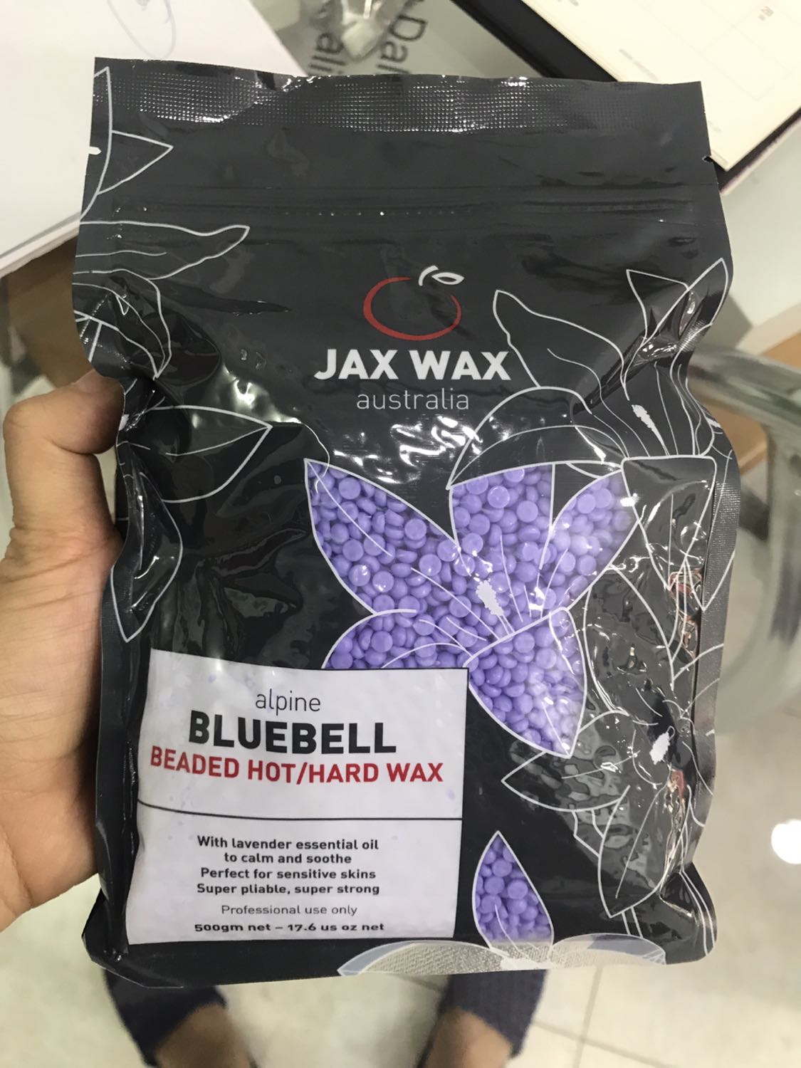 Đã nhận hàng, sản phẩm mềm, bám lông tốt hơn các loại sáp khác đã từng dùng. Có lẽ vì mềm hơn nên sáp lâu khô hơn chút, gần như không có cảm giác nóng hay rát khi giật lông đi. Lúc đầu chưa quen thì loay hoay 1 chút, quen rồi giật lông đi tận gốc luôn. Rất hài lòng.