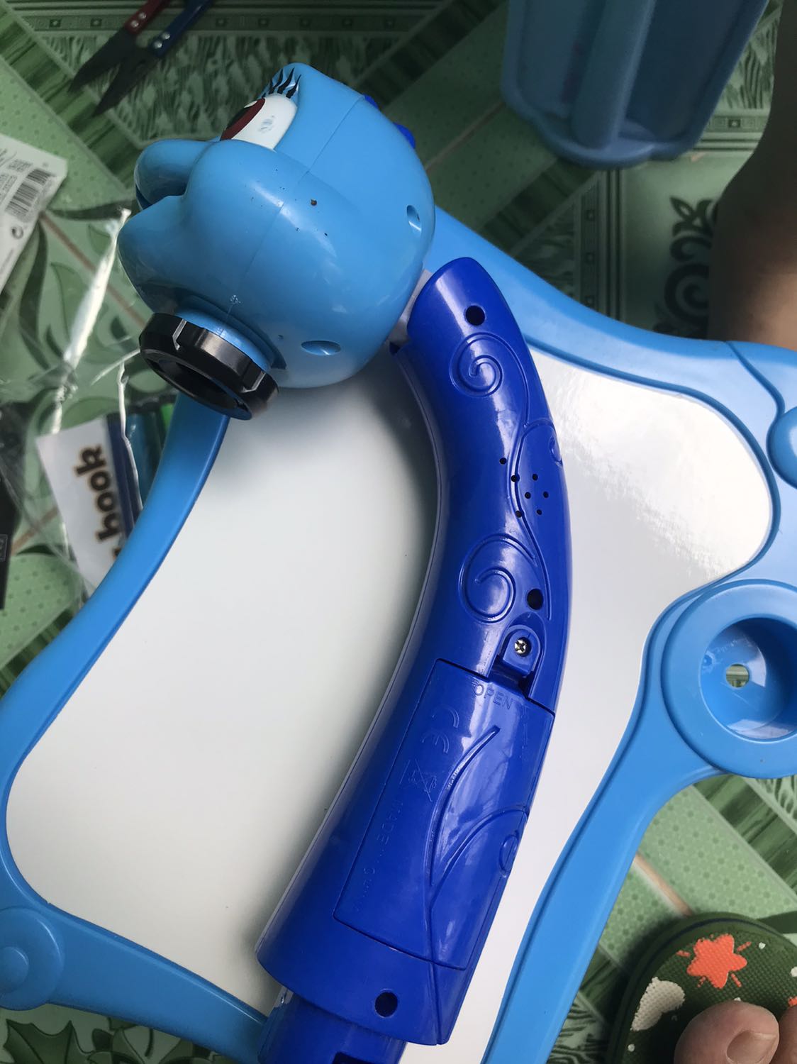 Đóng gói rất ẩu, nên khi nhận đc thùng bên ngoài móp hết, sp thì dính dơ , nhỏ hơn so với suy nghĩ khi nhìn thấy hình mô tả. Bé chưa 3 tuổi mà ngồi để chơi như chơi đồ hàng. Mình tưởng như bàn học ngồi vẽ cho thoải mái. Nhưng đc cái hình chiếu nét, giao hàng nhanh.